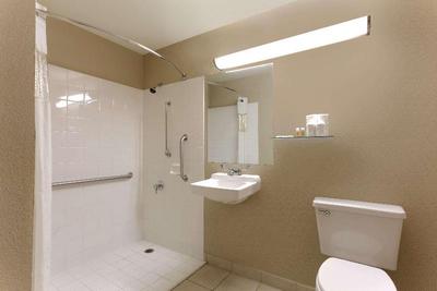 Days Inn & Suites by Wyndham Tempe