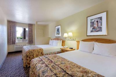 Days Inn & Suites by Wyndham Tempe
