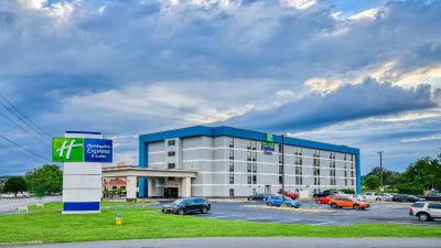 Holiday Inn Express & Suites Pigeon Forge by IHG