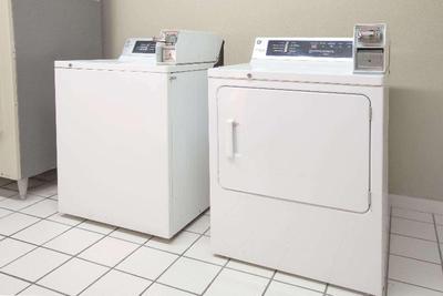 Days Inn & Suites by Wyndham Pine Bluff