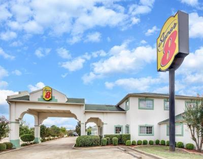 Super 8 by Wyndham Palestine