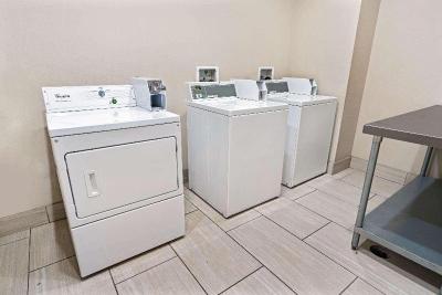 La Quinta Inn & Suites Phoenix I-10 West