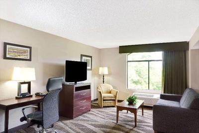 Wingate By Wyndham Raleigh Durham / Airport