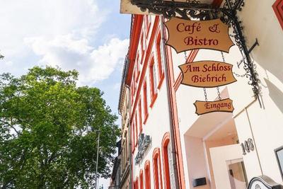 Am Schloss Biebrich