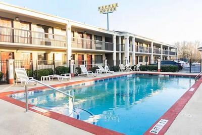 Days Inn by Wyndham Adairsville