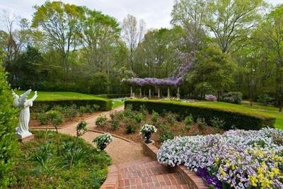 Monmouth Historic Inn & Gardens