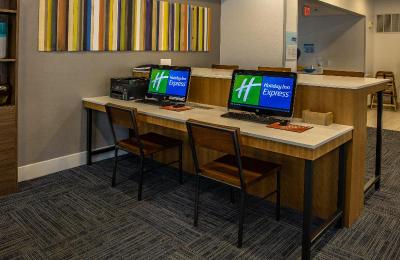 Holiday Inn Express Hotel & Suites Roseville - Gal