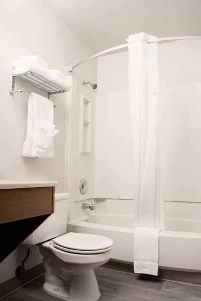 Super 8 By Wyndham Lynnwood