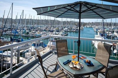 Bay Club & Marina