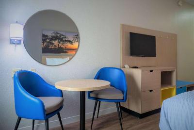 Days Inn & Suites by Wyndham Savannah North I-95