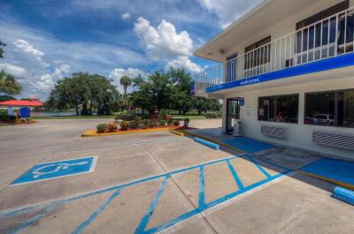 Motel 6 Bradenton