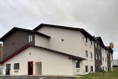 Super 8 by Wyndham Springfield North I-44
