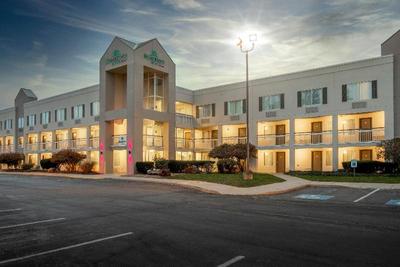 HomeTown Inn East Syracuse