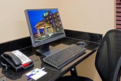 Holiday Inn Express & Suites Syracuse North Airpor