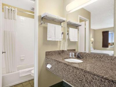 Travelodge by Wyndham by the Bay