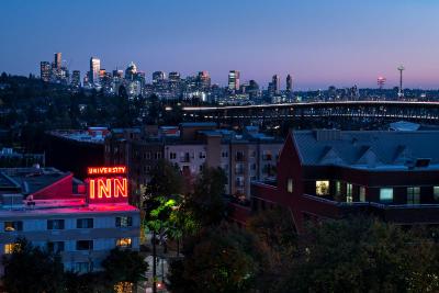 Staypineapple, University Inn, University District