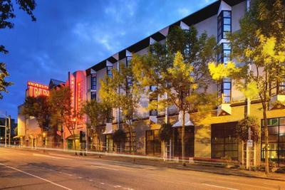 Staypineapple, University Inn, University District