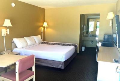 Econo Lodge Inn & Suites