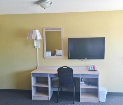 Econo Lodge Inn & Suites