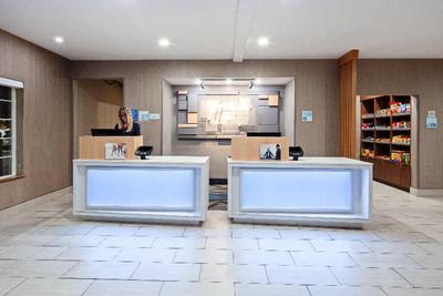 Holiday Inn Express & Suites Tulare
