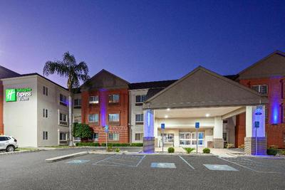 Holiday Inn Express & Suites Tulare