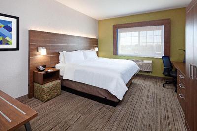 Holiday Inn Express & Suites Tulare