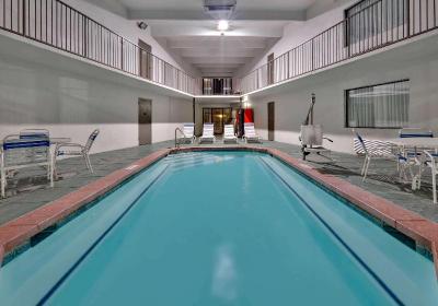 Days Inn & Suites by Wyndham Bentonville