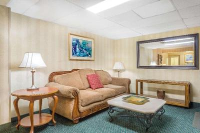 Super 8 by Wyndham Bentonville