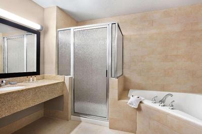 Wingate By Wyndham Bentonville Airport