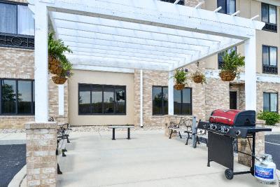 Holiday Inn Express & Suites Greenfield