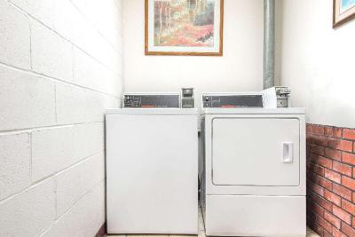Days Inn by Wyndham Grove City Columbus South