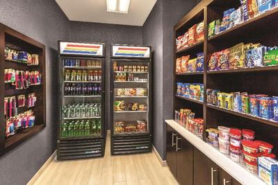 La Quinta Inn & Suites by Wyndham Philadelphia AP