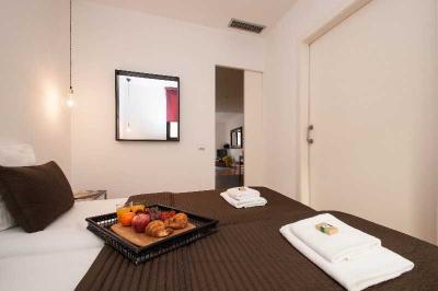 Liceu Apartments by Gaiarooms