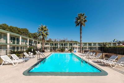 Days Inn by Wyndham Richmond Hill/Savannah