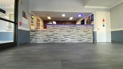 Days Inn & Suites by Wyndham Winnie