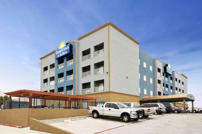 Days Inn &Suites by Wyndham Galveston West/Seawall