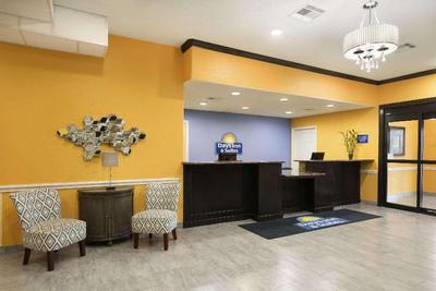 Days Inn &Suites by Wyndham Galveston West/Seawall