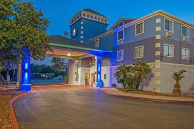 Days Inn Suites by Wyndham San Antonio N/Stone Oak