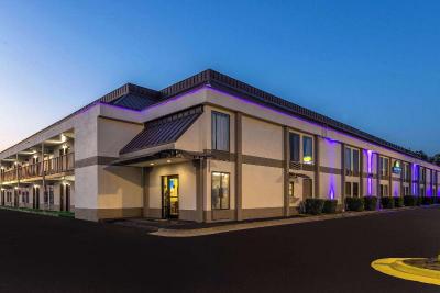 Days Inn & Suites by Wyndham Fort Bragg/Cross Cree