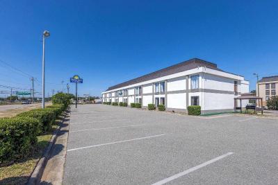 Days Inn & Suites by Wyndham Fort Bragg/Cross Cree