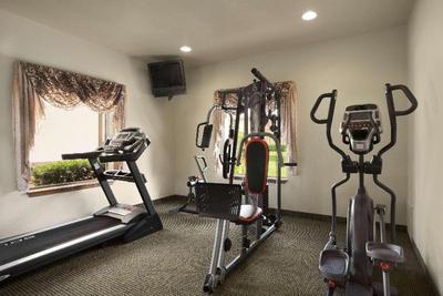 Howard Johnson By Wyndham Oklahoma City Airport Fa