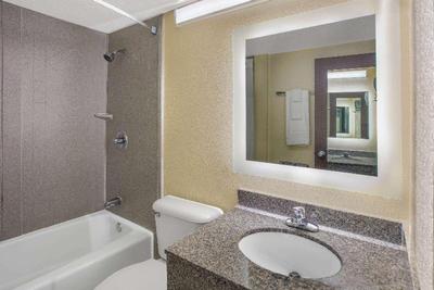 Howard Johnson By Wyndham Oklahoma City Airport Fa