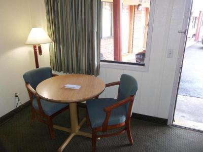 Knights Inn Paris