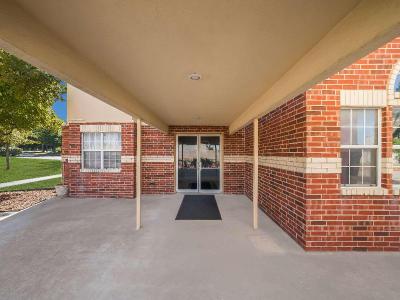 Econo Lodge Inn & Suites