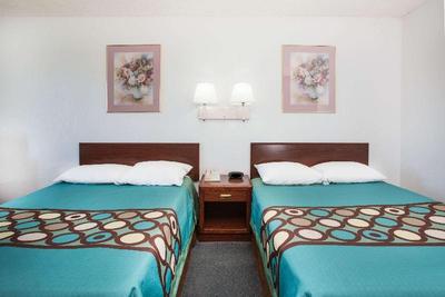 Super 8 by Wyndham Limon