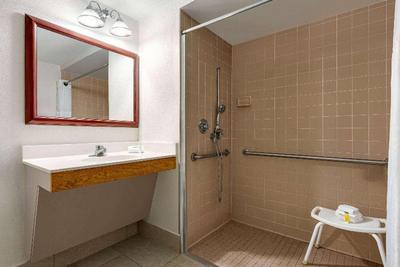 Super 8 by Wyndham Germantown/Milwaukee