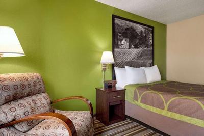 Super 8 by Wyndham Germantown/Milwaukee