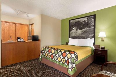 Super 8 by Wyndham Germantown/Milwaukee