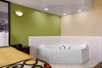 Super 8 by Wyndham Germantown/Milwaukee