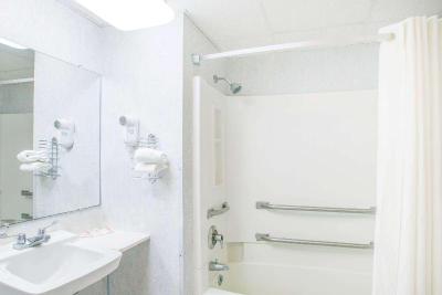 Super 8 by Wyndham Plattsburgh